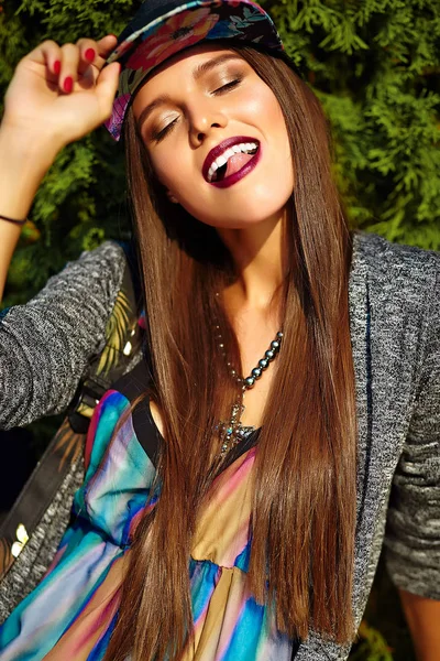 Snygg vacker ung brunett kvinna modell i sommar hipster färgstarka casual kläder — Stockfoto