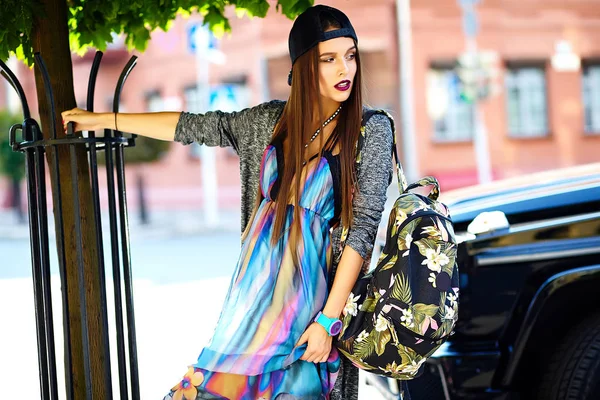 Stijlvolle mooie jonge brunette vrouw mannequin in zomer hipster kleurrijke casual kleding — Stockfoto