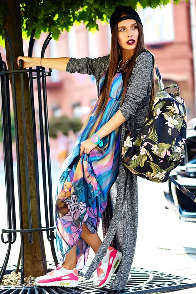 Mode élégant belle jeune femme brune modèle en été hipster vêtements décontractés colorés — Photo