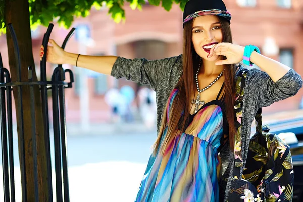 Snygg vacker ung brunett kvinna modell i sommar hipster färgstarka casual kläder — Stockfoto