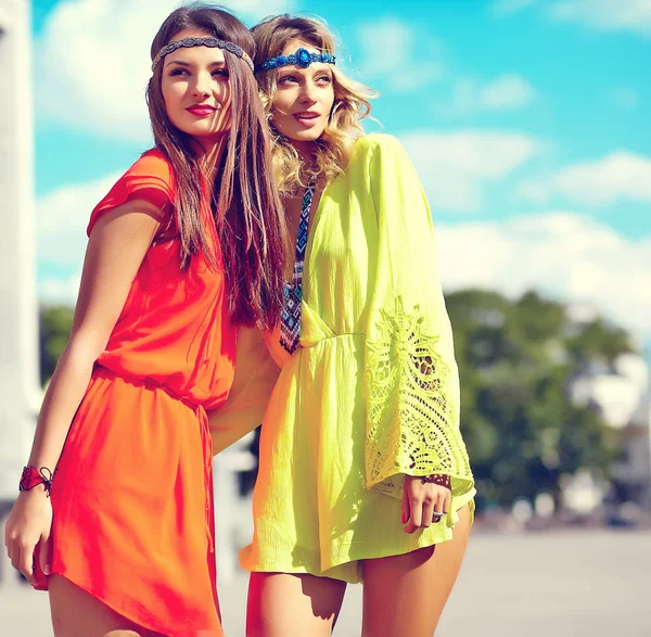 Två unga hippie kvinnor modeller i soliga sommardag i ljusa färgglada hipster kläder — Stockfoto