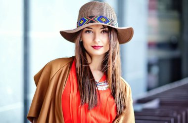 seksi gülümseyen güzel genç hippi kadın modeli yaz hipster giysileri