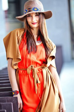 seksi gülümseyen güzel genç hippi kadın modeli yaz hipster giysileri