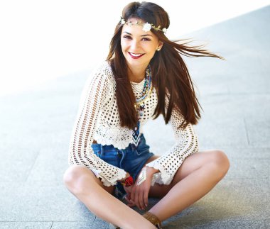 seksi gülümseyen güzel genç hippi kadın modeli yaz hipster giysileri
