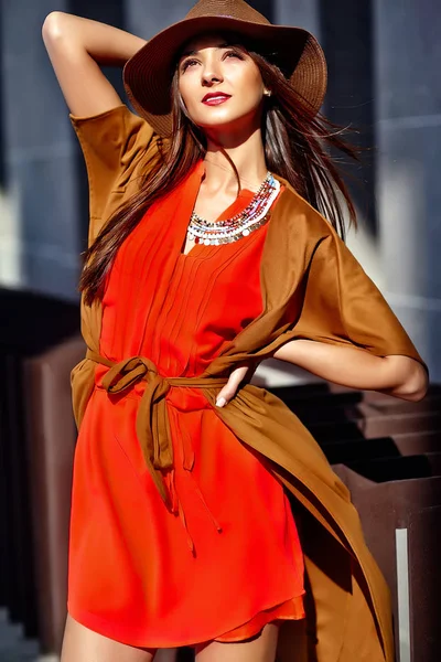 Sexy lachende mooie jonge hippie vrouw model in zomer hipster kleding — Stockfoto