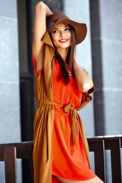 Sexy lachende mooie jonge hippie vrouw model in zomer hipster kleding — Stockfoto