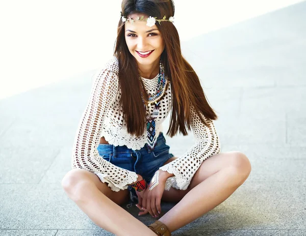 Seksowny uśmiechający się piękny młody hipis kobieta model w lecie hipster ubrania — Zdjęcie stockowe