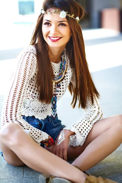 Sexy sonriente hermosa joven hippie mujer modelo en verano hipster ropa —  Fotos de Stock