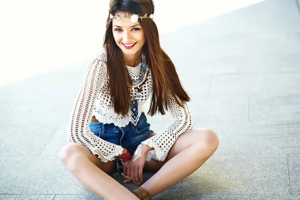 Сексуальная улыбающаяся красивая молодая хиппи модель в летней хипстерской одежде — стоковое фото