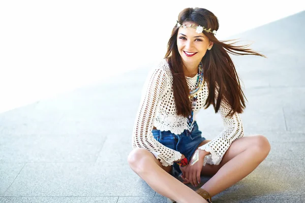 Sexiga leende vackra unga hippie kvinna modell i sommar hipster kläder — Stockfoto