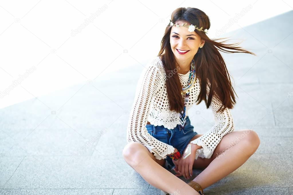 Dos joven hermosa mujer hipster sonriente en ropa de verano de
