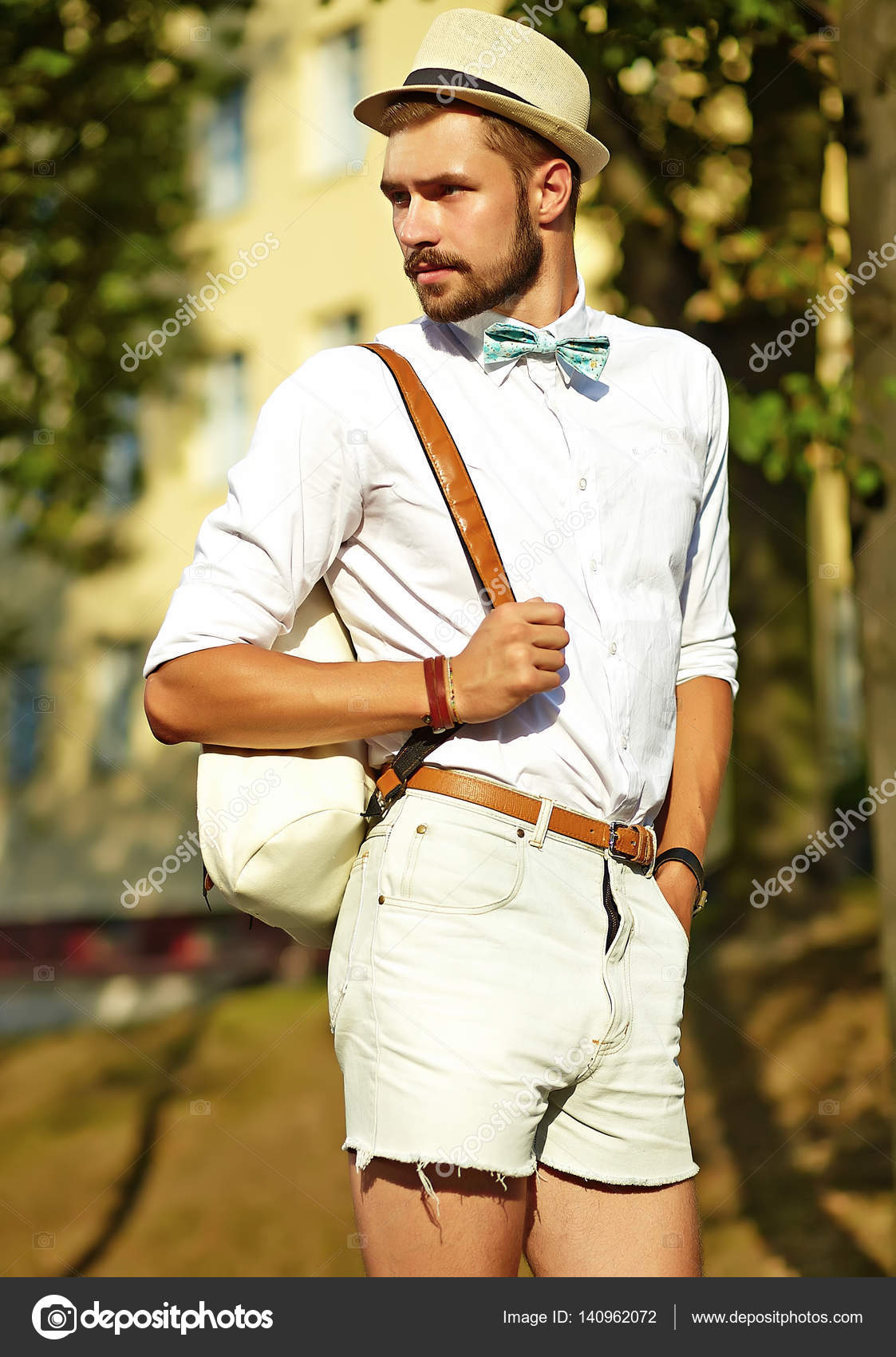 Bello hipster modello uomo in eleganti vestiti estivi — Foto stock