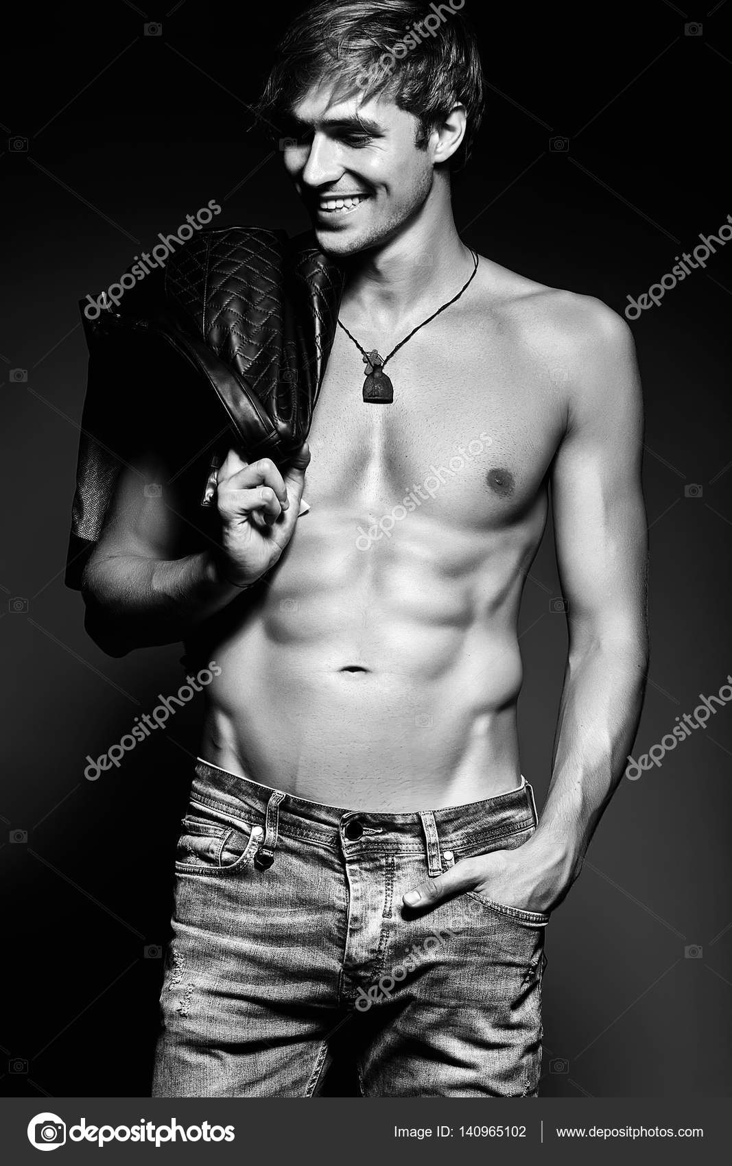 スタジオでポーズをとる若いハンサムな筋肉フィット男性モデル男 ストック写真 C Alexhalay スタジオでポーズをとる若いハンサムな筋肉フィット男性モデル男 ストック写真 C Alexhalay
