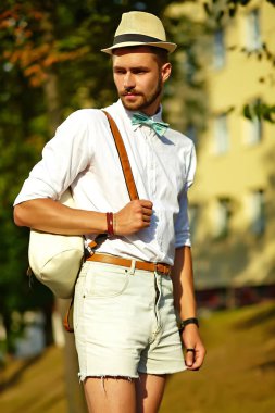 Yakışıklı yenilikçi model adam şık yaz giysileri