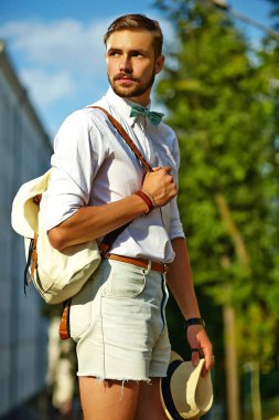 Yakışıklı yenilikçi model adam şık yaz giysileri