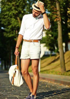 Yakışıklı yenilikçi model adam şık yaz giysileri
