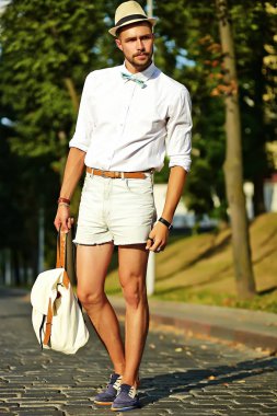 Yakışıklı yenilikçi model adam şık yaz giysileri