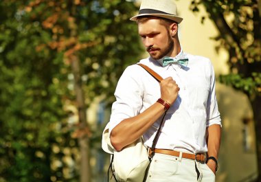 Yakışıklı yenilikçi model adam şık yaz giysileri
