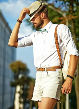 Yakışıklı yenilikçi model adam şık yaz giysileri