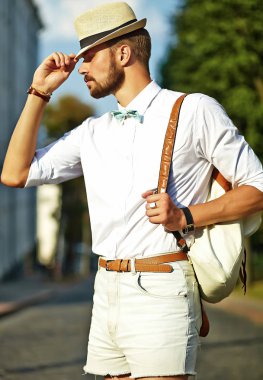 Yakışıklı yenilikçi model adam şık yaz giysileri