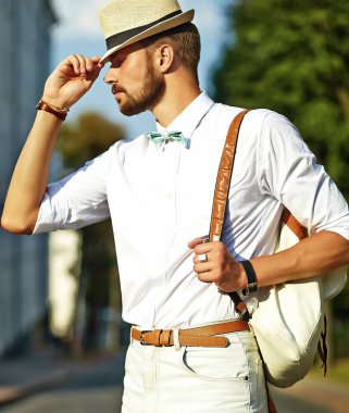 Yakışıklı yenilikçi model adam şık yaz giysileri