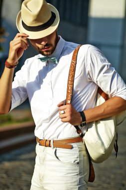Yakışıklı yenilikçi model adam şık yaz giysileri