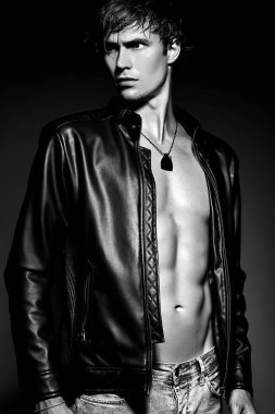 Genç yakışıklı kaslı fit erkek model adam Studio poz