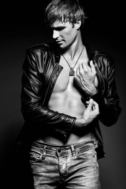 Genç yakışıklı kaslı fit erkek model adam Studio poz