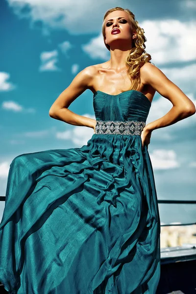 イブニング ドレスの若いセクシーなブロンド女性モデル — ストック写真