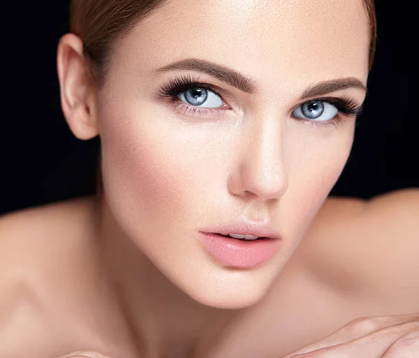 Hermosa mujer modelo sin maquillaje y limpia cara de piel sana sobre fondo negro —  Fotos de Stock