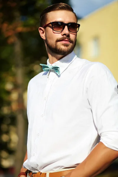 Bonito homem modelo hipster em roupas de verão elegantes — Fotografia de Stock