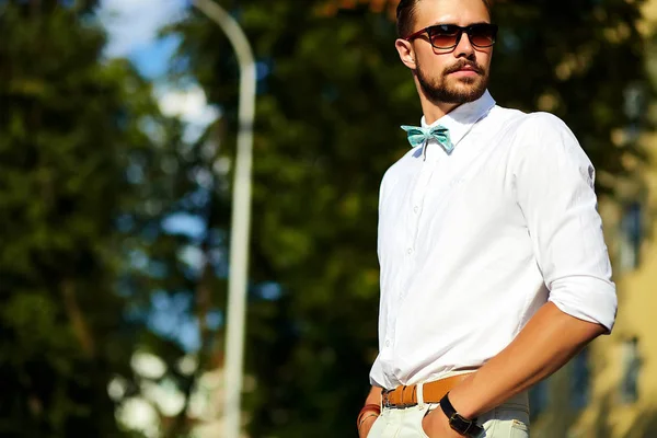 Handsome hipster model man in stylish summer clothes — Stock Photo, Image