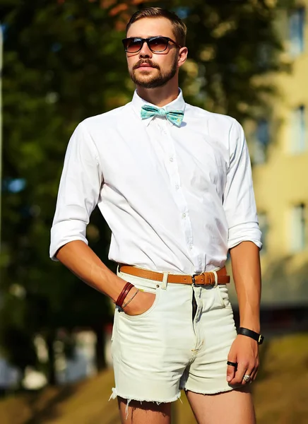 Handsome hipster model man in stylish summer clothes — Stock Photo, Image