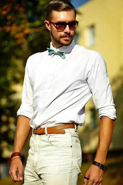 Beau modèle hipster homme en vêtements d'été élégants — Photo