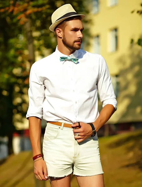 Beau modèle hipster homme en vêtements d'été élégants — Photo