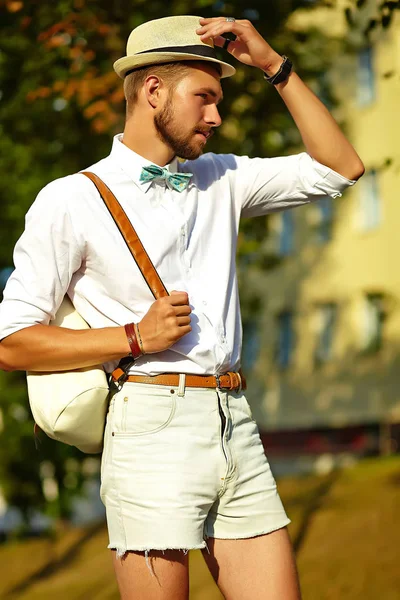 スタイリッシュな夏服のハンサムな流行に敏感なモデル男 — ストック写真