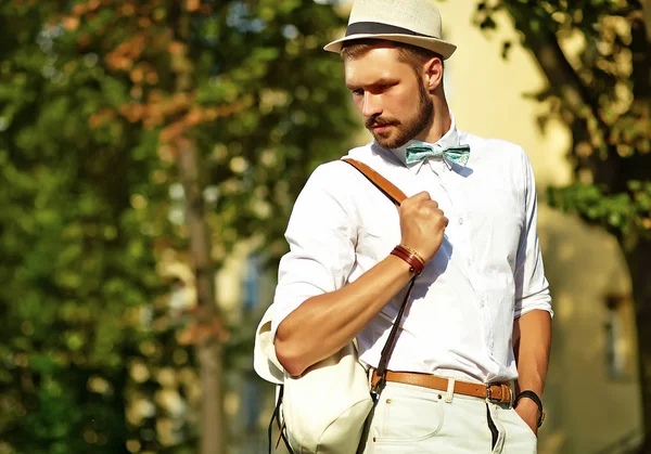 Schöner Hipster-Model-Mann in stylischer Sommerkleidung — Stockfoto