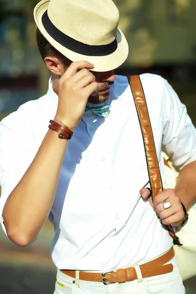 Schöner Hipster-Model-Mann in stylischer Sommerkleidung — Stockfoto
