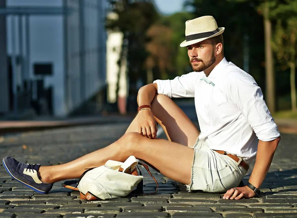 Guapo hipster modelo hombre en ropa de verano con estilo — Foto de Stock