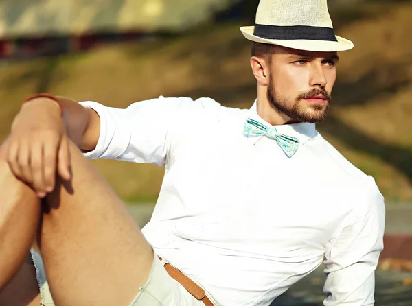 Bello hipster modello uomo in eleganti vestiti estivi — Foto Stock