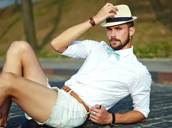 Handsome hipster model man in stylish summer clothes — Stock Photo, Image