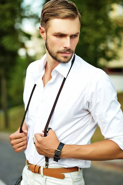 Przystojny model człowieka w lato stylowe ubrania — Zdjęcie stockowe