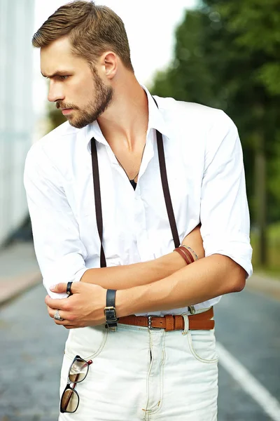 Bello hipster modello uomo in eleganti vestiti estivi — Foto Stock