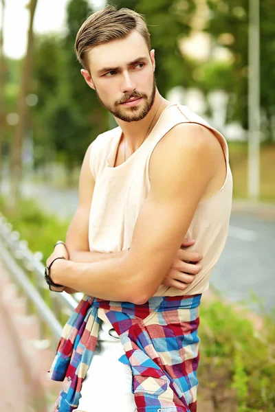 Guapo hipster modelo hombre en ropa de verano con estilo — Foto de Stock