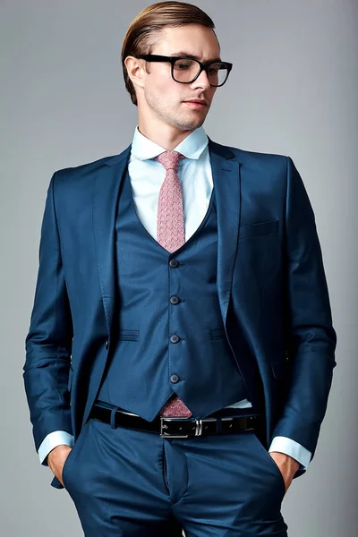 Guapo hombre de negocios modelo masculino en traje azul posando en estudio — Foto de Stock