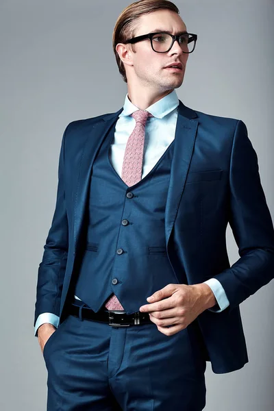 Guapo hombre de negocios modelo masculino en traje azul posando en estudio —  Fotos de Stock