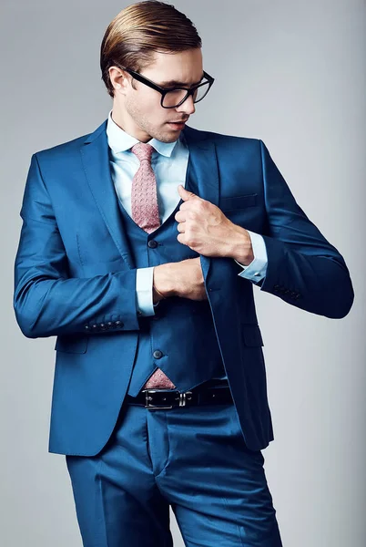 英俊的商人男模特摆在工作室里的蓝色西装 — 图库照片
