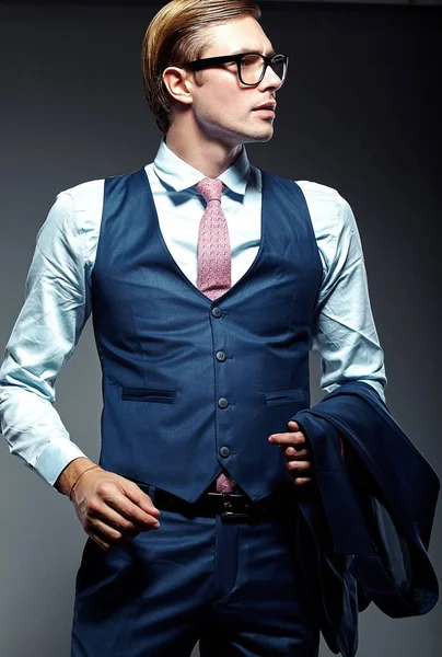 Bel homme d'affaires modèle masculin en costume bleu posant en studio — Photo