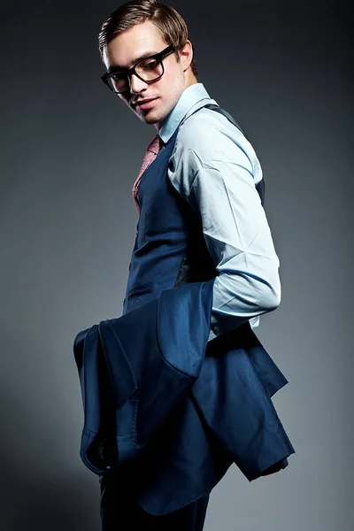 Bonito empresário masculino modelo no azul terno posando no estúdio — Fotografia de Stock