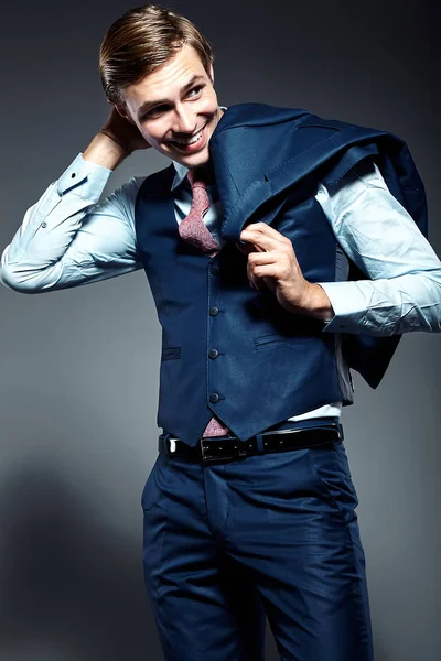 Model mężczyzna przystojny biznesmen w Niebieski garnitur pozowanie Studio — Zdjęcie stockowe